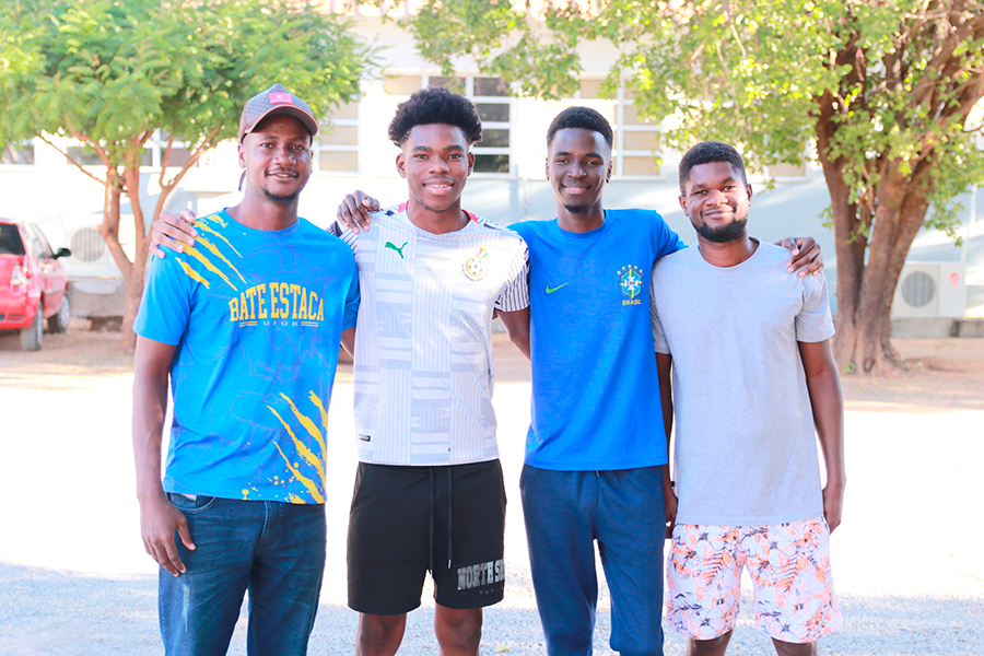 Foto com quatro participantes do Programa de Estudantes-Convênio de Graduação (PEC-G) 