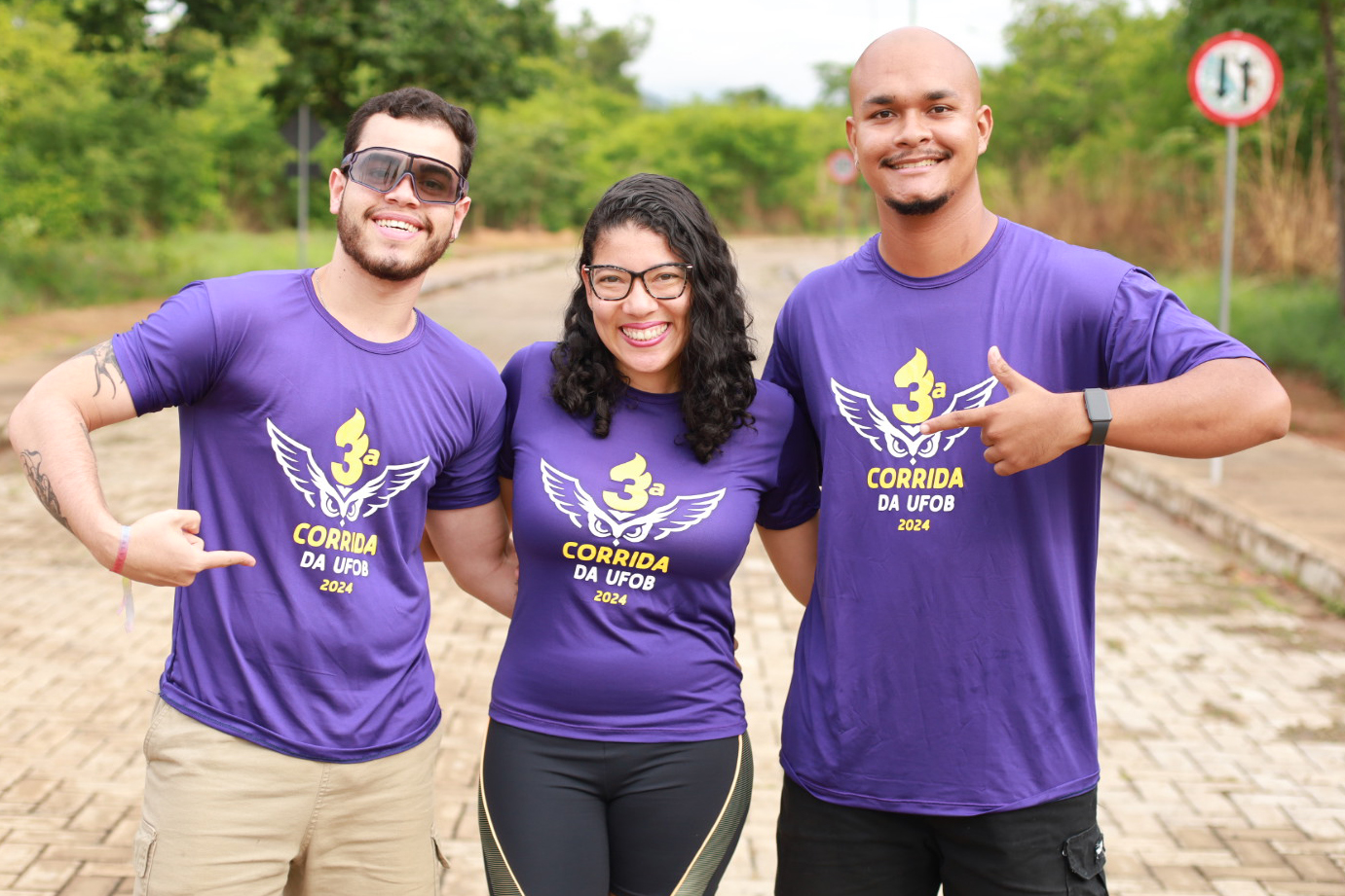 Foto de dois homens e uma mulher com a camisa da III Corrida da UFOB