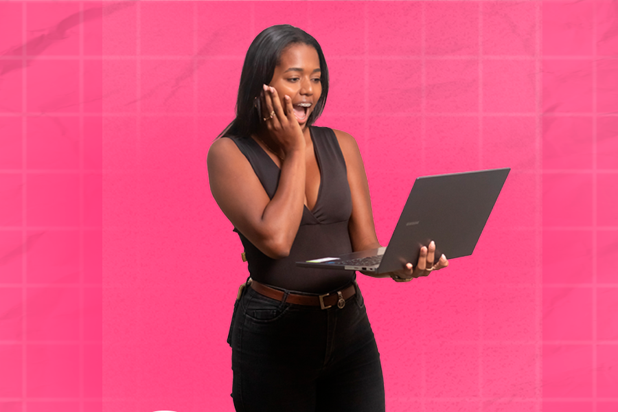 Arte em fundo rosa com foto de estudante da UFOB segurando um notebook