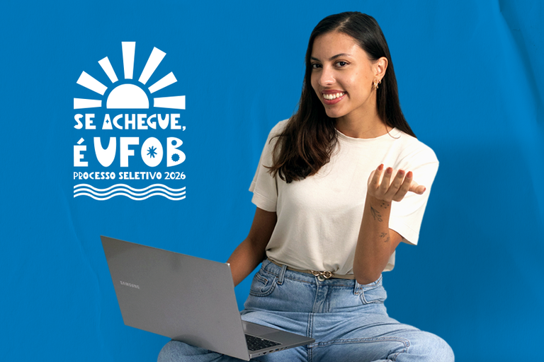 Arte em fundo azul com foto de estudantes e marca "Se achegue, é UFOB!"