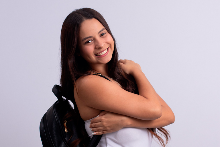 Imagem de estudante abraçando a sia mesma