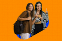 Arte em fundo laranja com foto de duas estudantes da UFOB