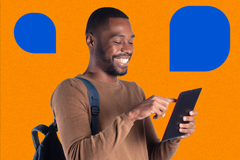 Imagem com fundo predominantemente amarelo, com foto de estudante jovem, negro, vestindo blusa marrom e calça azul, segurando um aparelho tablet e sorrindo. No entorno dele há balões na cor azul marinho.