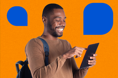 Imagem com fundo predominantemente amarelo, com foto de estudante jovem, negro, vestindo blusa marrom e calça azul, segurando um aparelho tablet e sorrindo. No entorno dele há balões na cor azul marinho.