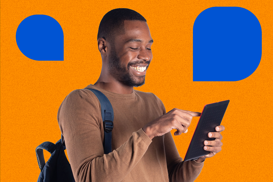 Imagem com fundo predominantemente amarelo, com foto de estudante jovem, negro, vestindo blusa marrom e calça azul, segurando um aparelho tablet e sorrindo. No entorno dele há balões na cor azul marinho.