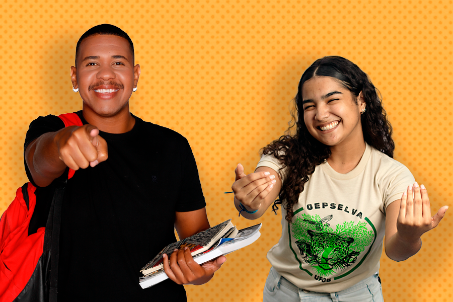 Casal de estudantes em imagem com fundo amarelo. Ambos fazem gestos chamando para que candidatos e candidata a uma vaga venha se matricular na universidade. O rapaz usa camisa preta e segura cadernos e livros. A menina uma  camiseta na cor amarela claro.