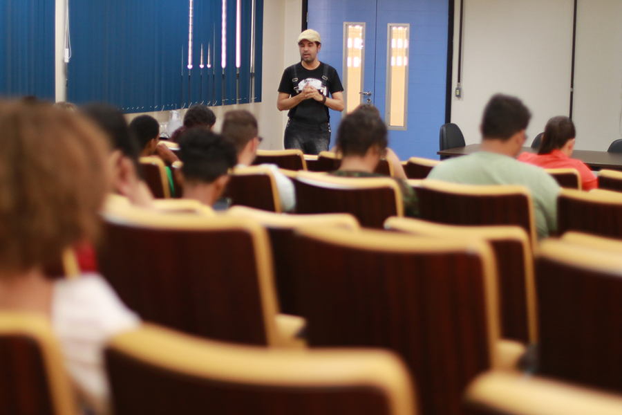 Imagem de estudantes em auditório durante atividade acadêmica realizada no Campus Reitor Edgard Santos, em Barreiras