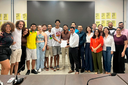 Imagem de estudantes e equipe da Reitoria após reunão que culminou com a assinatura do termo de acordo que encerrou paralisação nesta quinta (14) 