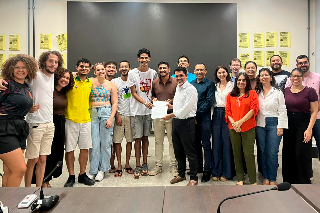 Imagem de estudantes e equipe da Reitoria após reunão que culminou com a assinatura do termo de acordo que encerrou paralisação nesta quinta (14) 