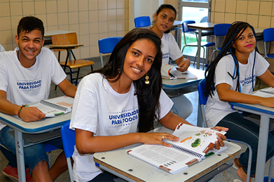 Imagem de estudantes em sala durante aula do Programa Universidade Para Todos Bahia | Foto: SEC/Bahia