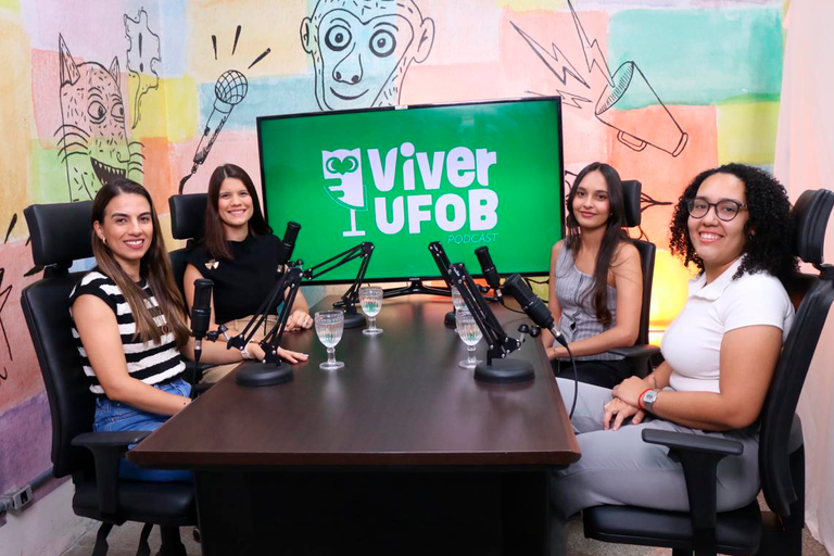 Imagem de egressos do curso de Licenciatura em Matemática e apresentadoras do Podcast Viver UFOB