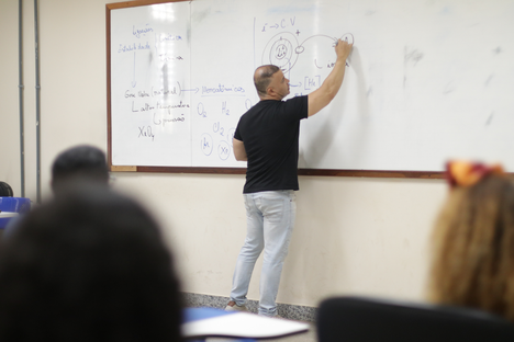 Novo processo seletivo oferta três vagas para professor substituto