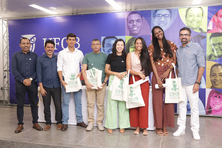 Imagem de novos servidores técnicos administrativos da UFOB sendo empossados | Foto: Diego Gil