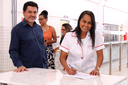 Imagem de representante da empresa 2G2M Gestão de Alimentos e Serviços LTDA, ao lado do reitor da UFOB, assinando a ordem de serviço para retomada do funcionamento do RU do Campus de Barreiras