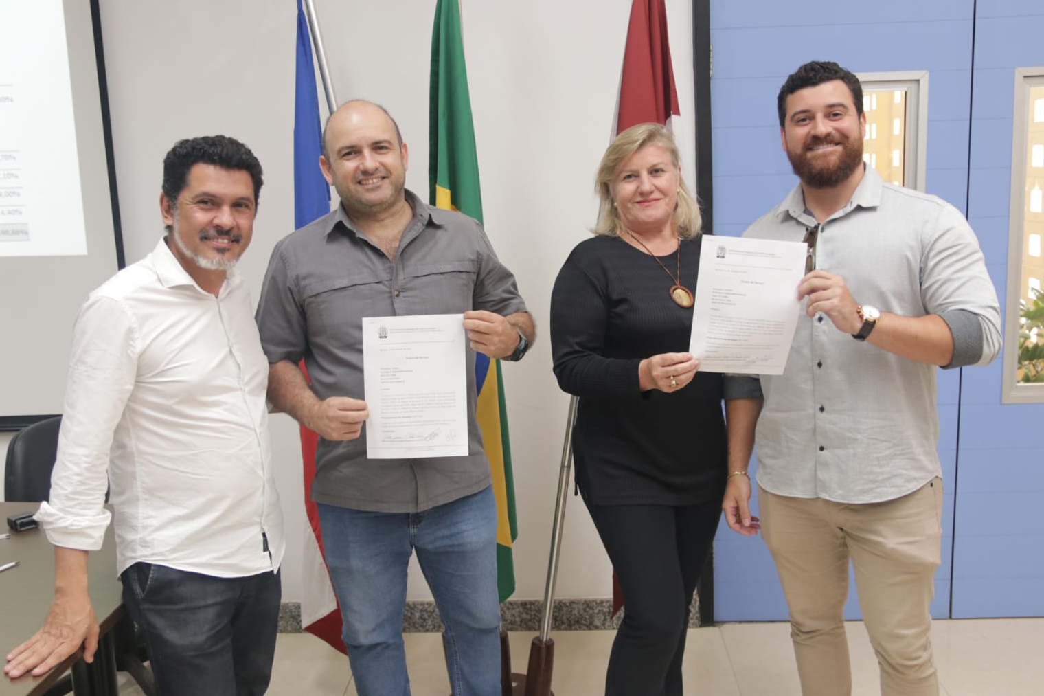 Foto da assinatura da ordem de serviço do novo RU, com o reitor Jacques Miranda, o superintendente do Campus Reitor Edgard Santos, Marcus Soares, e representantes da empresa vencedora da licitação Marcus Vinícius Penalber e Mariza Salete G. Penalber