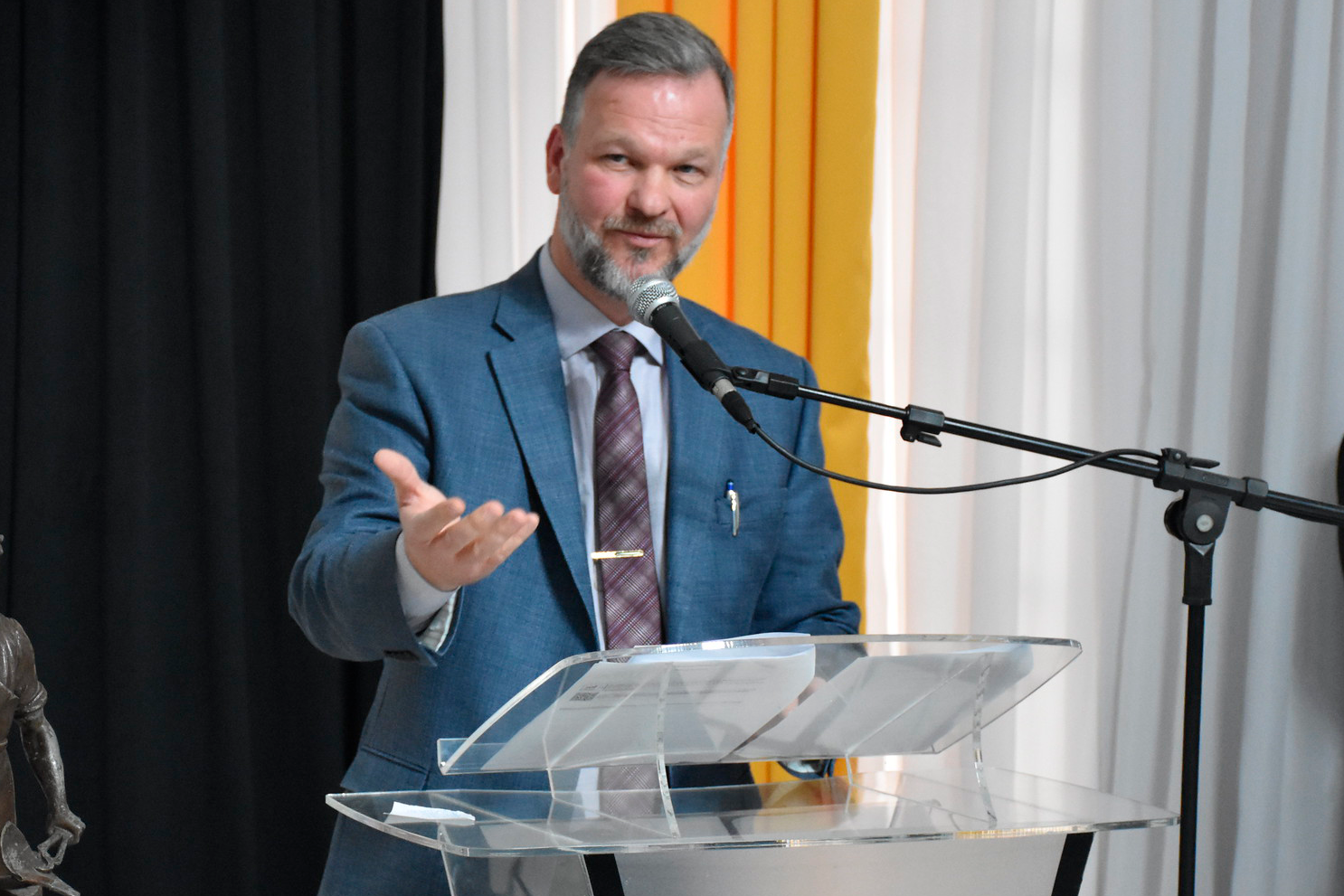 Foto do Reitor da Universidade Tecnológica Federal do Paraná (UTFPR), professor Marcos Schiefler, falando em pulpito