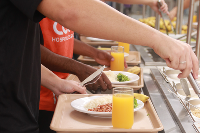 Imagem de estudantes se servindo no Restaurante Universitário da UFOB