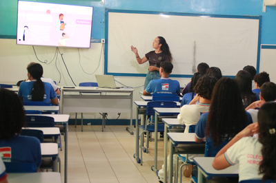 Imagem de professora em atividade numa sala de aula