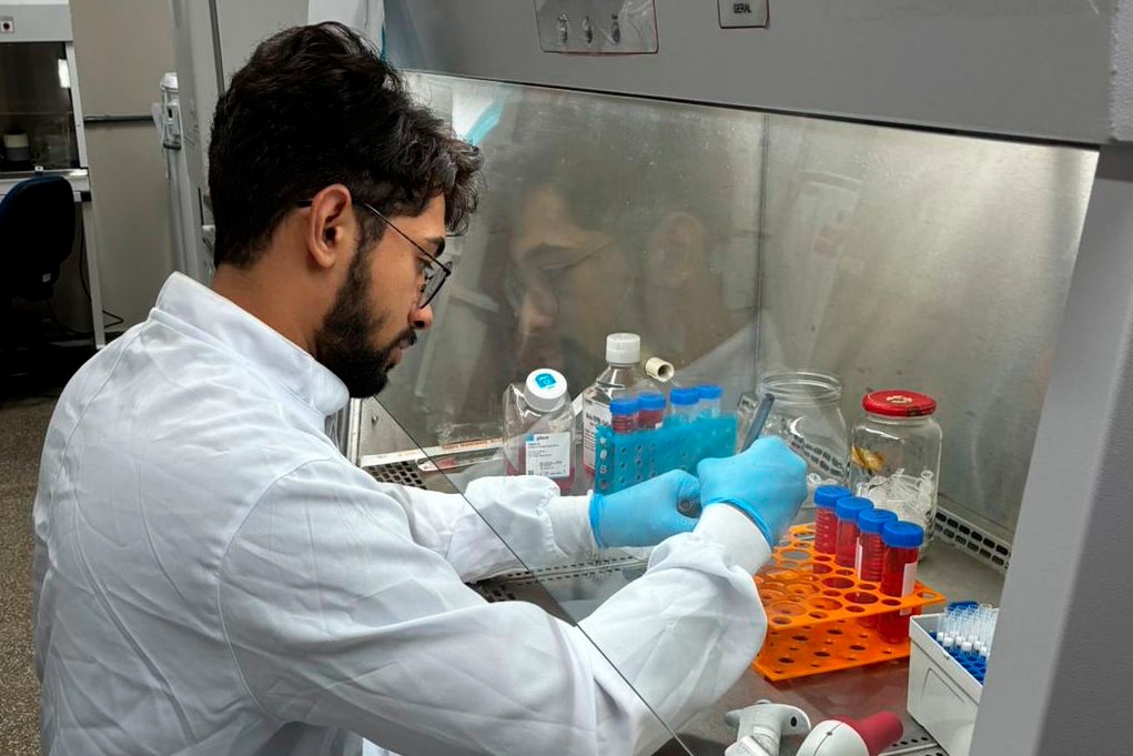Imagem de Elmo José dos Santos, doutorando do Programa Multicêntrico de Pós-graduação em Bioquímica e Biologia Molecular da UFOB, em laborátório da UFOB