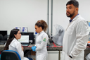Pesquisadores da UFOB Mayanna Fogaça, sentada, e Milena Souza e Jaime Henrique Amorim, em pé, em um laborátório