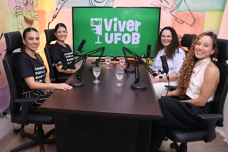 Imagem de egressas do curso de Nutrição e apresentadoras do Podcast Viver UFOB