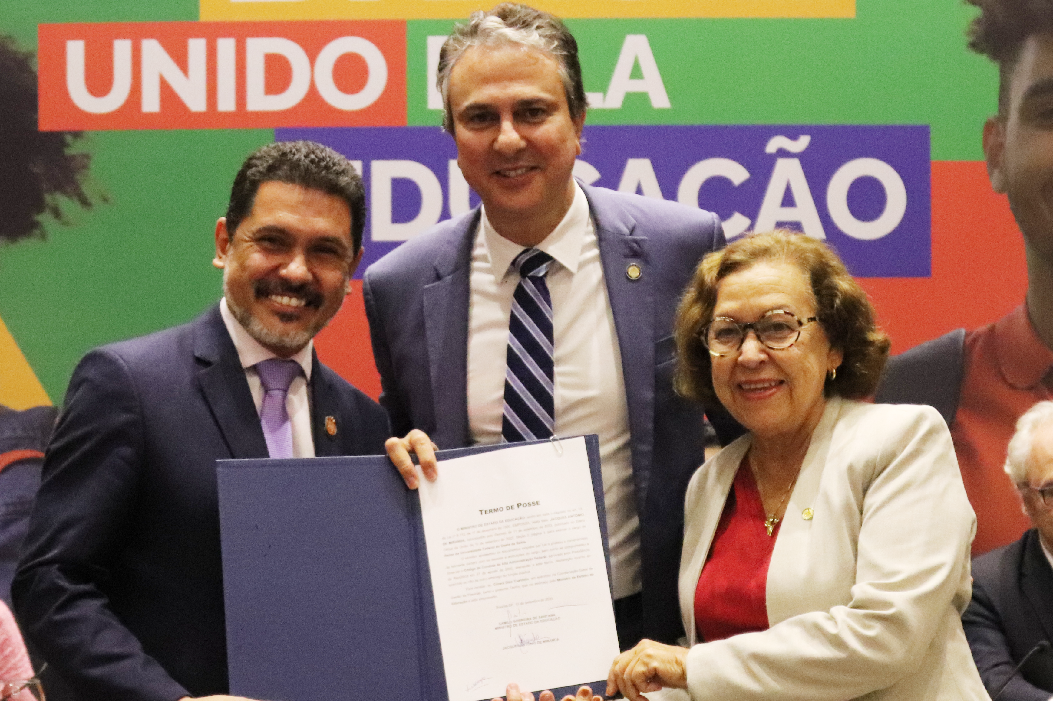 Foto do reitor da UFOB, Jacques Antonio de Mirando, ao lado do Ministro da Educação, Camilo Santana, e da deputada federal Lídice da Mata após assinar termo de posse 