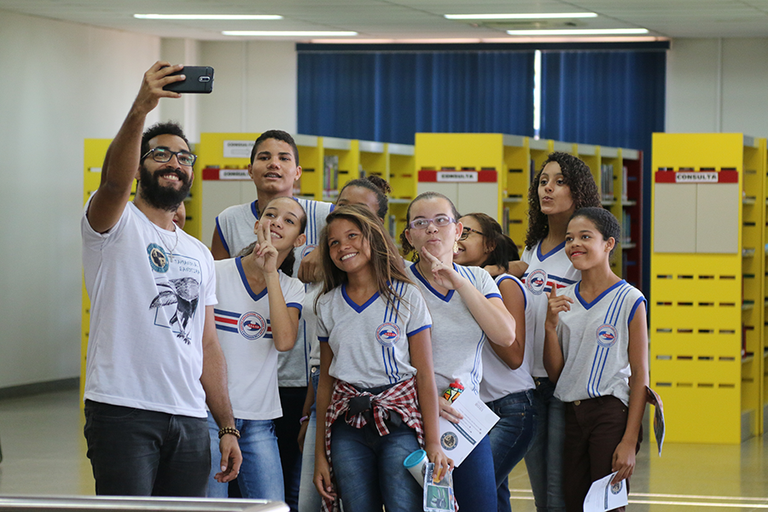 Imagem de estudante tirando selfie com outros estudantes de escolas públicas de Barreiras