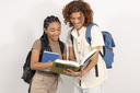 Fotos de dois estudantes da UFOB segurando um livro