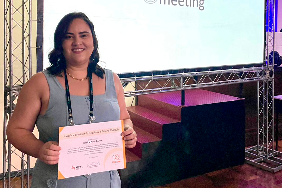 Foto de Jéssica Pires Farias, primeira doutora da UFOB, recebendo o prêmio de melhor tese do ano do PMBqBM, durante 53ª Reunião Anual da entidade, ocorrida dia 21 de maio, em Águas de Lindóia, em São Paulo
