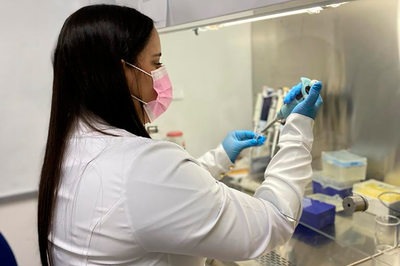 Foto de Jéssica Pires Farias, a primeira doutora formada pela UFOB em um laboratório