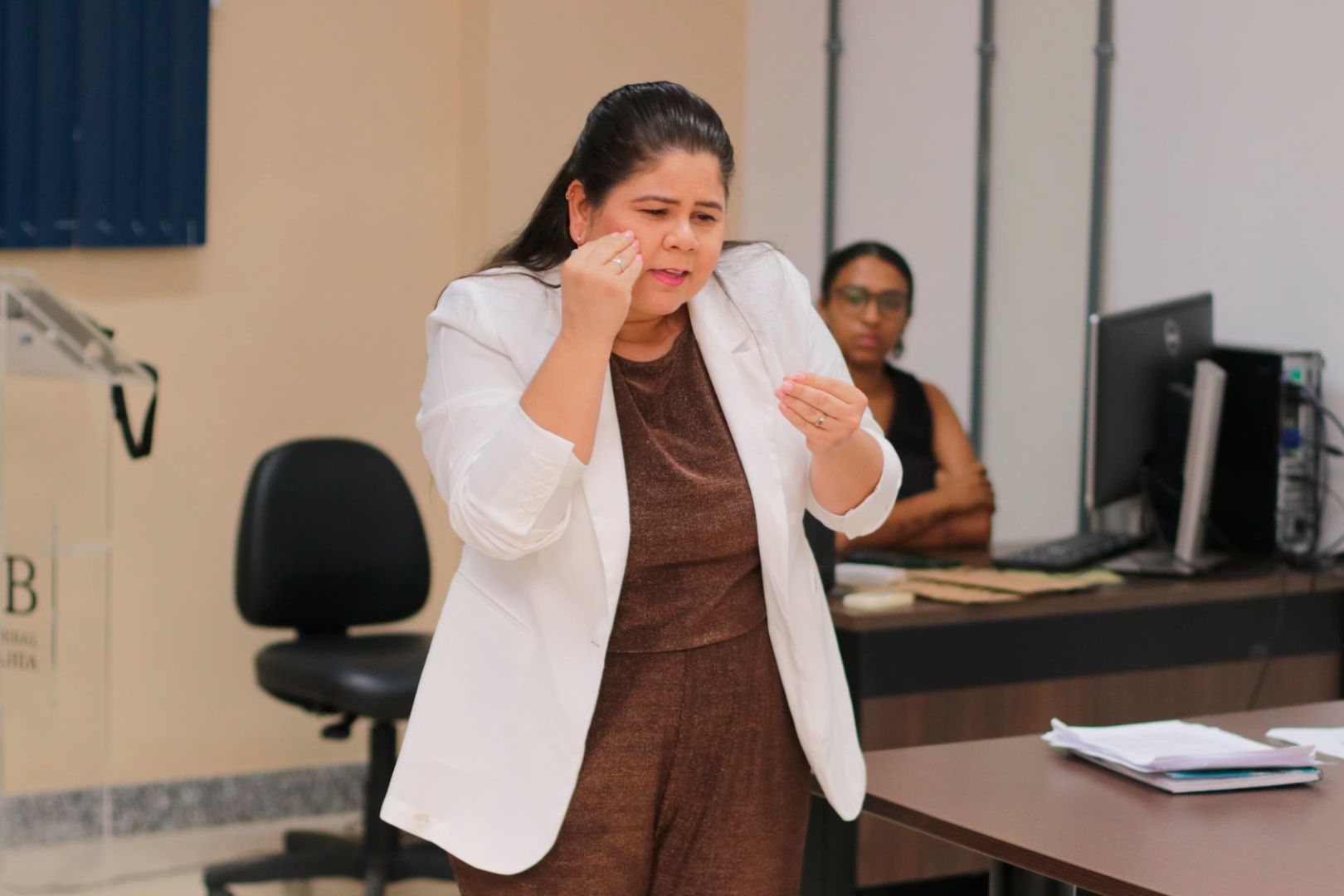 Imagem da  estudante Gilvana Gomes Pimentel, do curso de Bacharelado Interdisciplinar em Humanidades, primeira pessoa surda a ingressar e também defender o Trabalho de Conclusão de Curso na UFOB