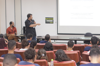 Imagem de pessoa palestrando no III Congresso de doenças infecciosas e parasitárias