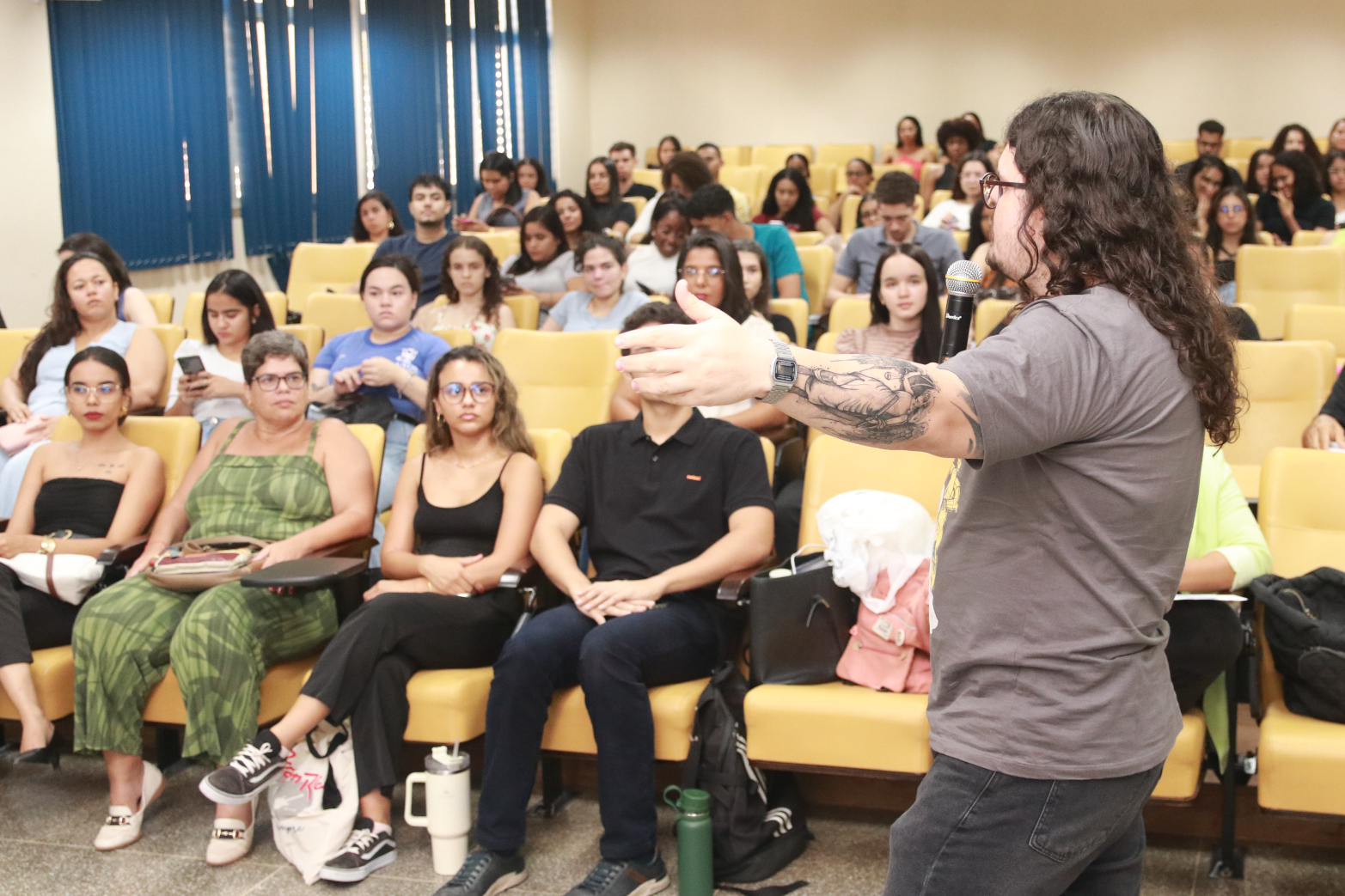 Foto de professor falando durante atividade acadêmica no Campus Reitor Edgard Santos, em Barreiras