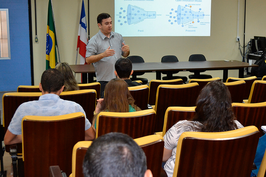 Imagem de professor em ambiente de sala de aula