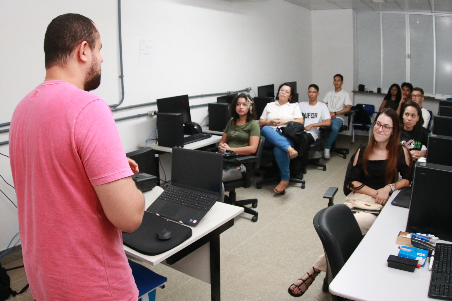 Foto de professor e estudantes durante o I Curso de Introdução à Computação Quântica, ocorrido em outubro de 204, no Campus Reitor Edgard Santos