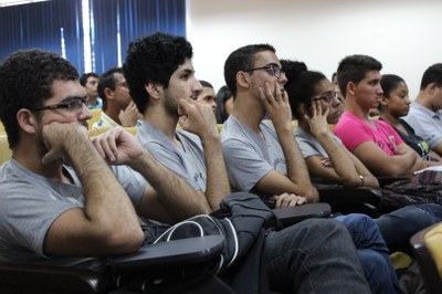 Foto de estudantes durante o I Simpósio de Ciências Ambientais da UFOB