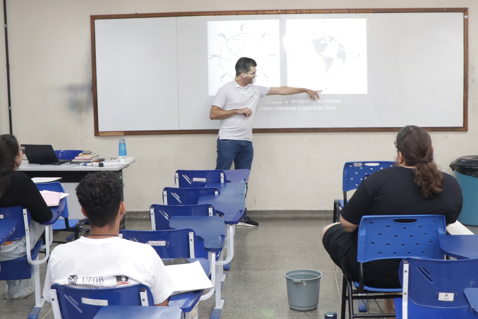 Imagem de professor em sala de aula