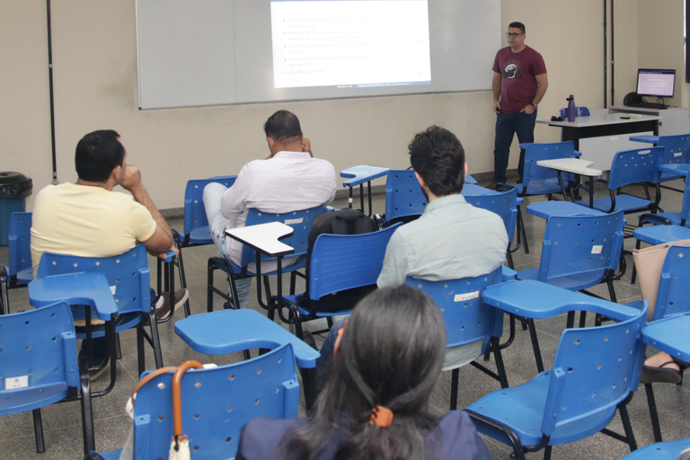 Imagem de professor em sala de aula no Campus Reitor Edgard Santos, em Barreiras