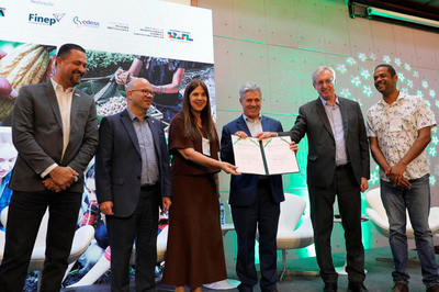 O professor Mario Alberto dos Santos, do Centro das Humanidades da UFOB, e o presidente do Financiadora de Estudos e Projetos (Finep), Celso Pansera, e o MInistro do do Desenvolvimento Agrário e Agricultura Familiar (MDA), Paulo Teixeira, durante assinatura do convênio para execução do projeto "Sistemas Agroflorestais Agroecológicos e Cadeias Socioprodutivas com Produtos e Serviços da Sociobiodiversidade em áreas de cerrado – Bahia”