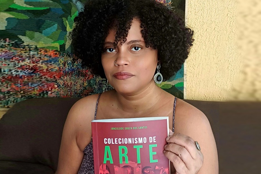 Imagem da professora Jancileide Souza dos Santos com seu livro “Colecionismo de Arte”