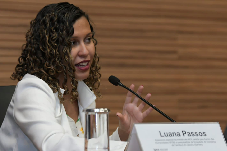 Imagem de professora Luana Passos falando em evento