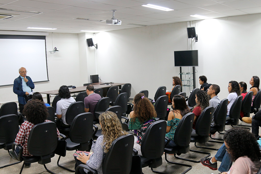 Foto de professor em sala de aula com estudantes