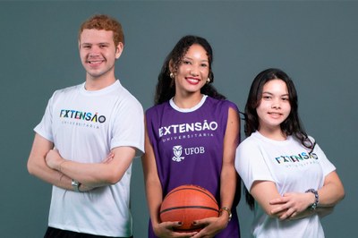 Imagem em fundo cinza de três pessoas estudantes da UFOB, dois com braços cruzados e outra com uma bola de basquete na mão