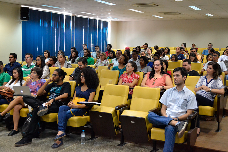 Foto de bolsistas do Programa Monitoria de Ensino num auditório da UFOB