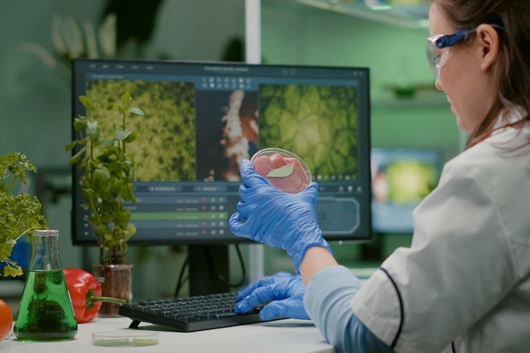 Imagem de cientista mulher na frente do computador em laboratório 