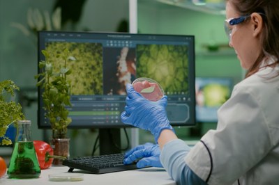 Imagem de cientista mulher na frente do computador em laboratório 