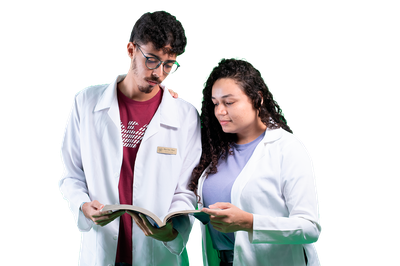 Imagem de um pesquisador e uma pesquisadora, ambos de jaleco, lendo um livro