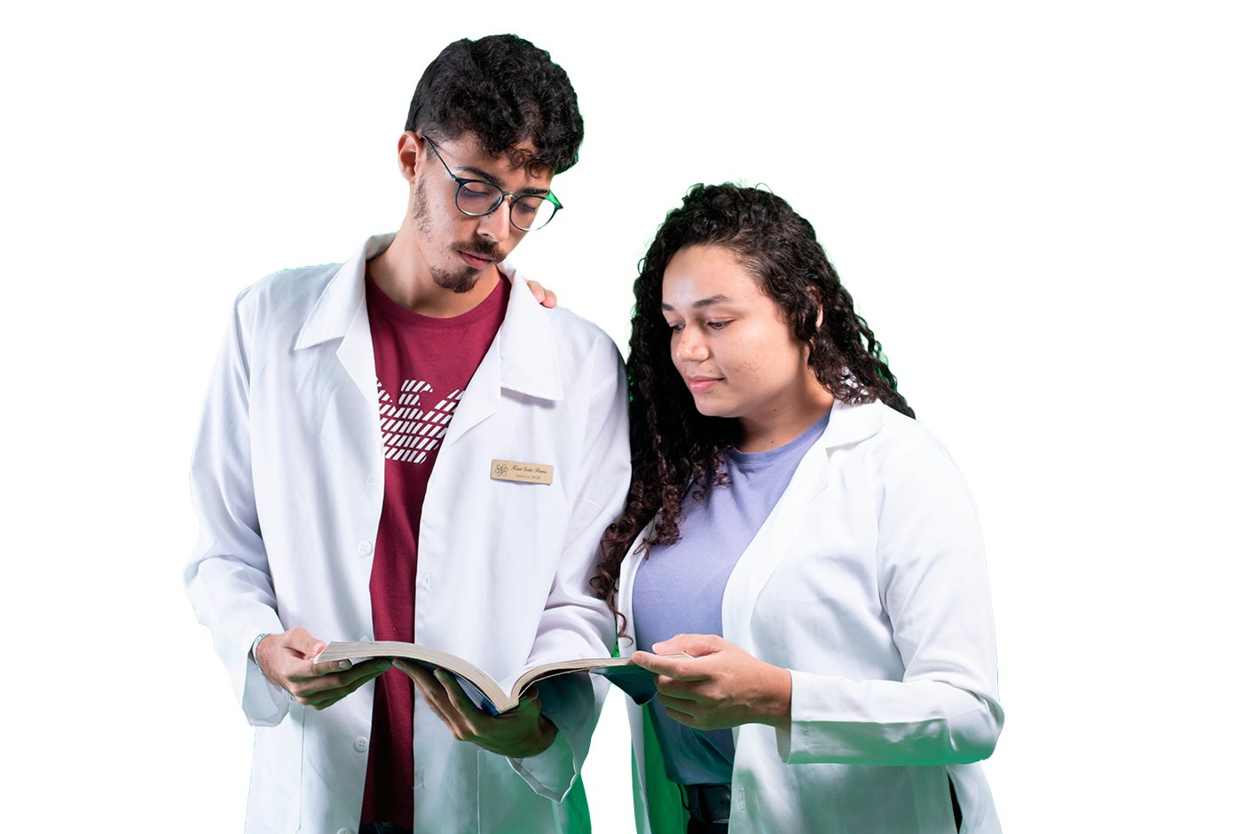 Imagem de um pesquisador e uma pesquisadora, ambos de jaleco, lendo um livro