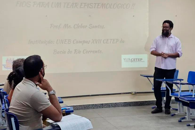 Imagem de palestra do professor Cléber Lúcio de Sousa no Programa Interdisciplinar em Arte, Comunicação e Territorialidades