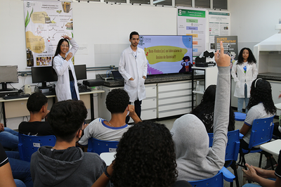 Estudantes reunidos no laboratório de Química da UFOB
